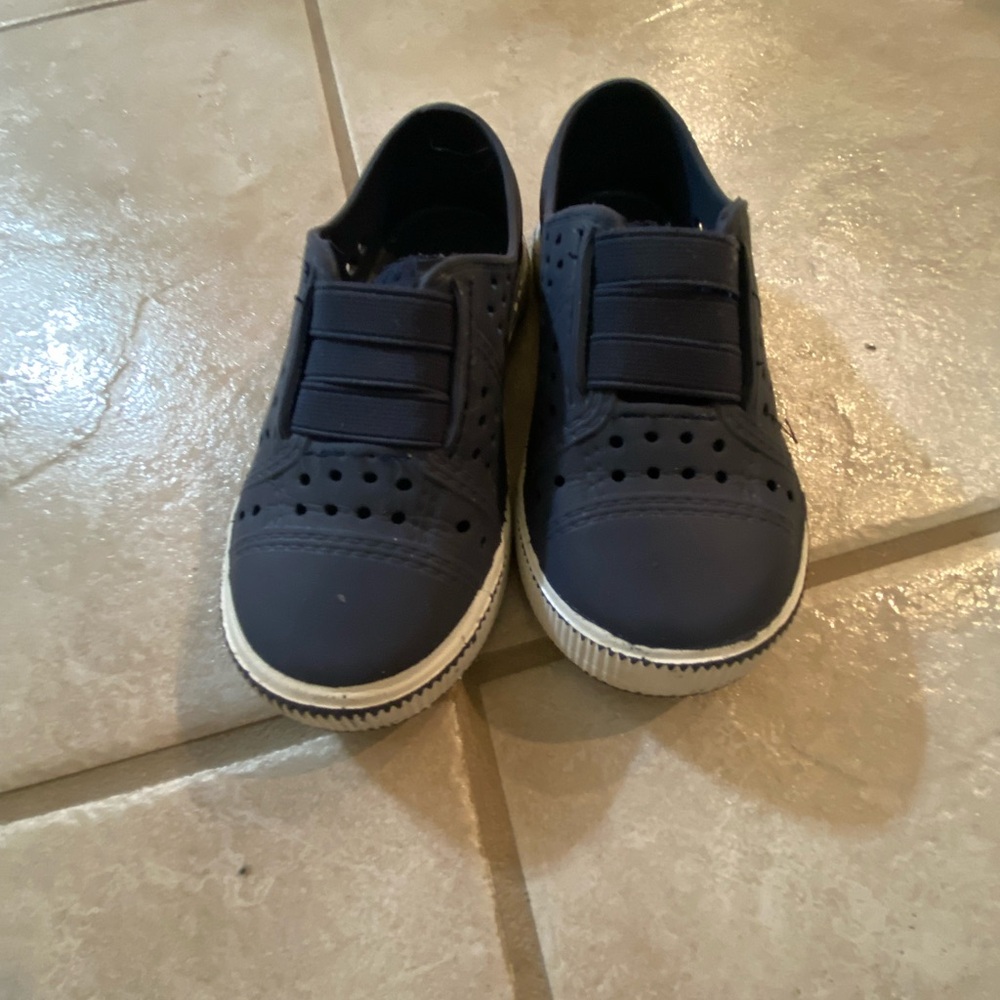 Toddler boys water slip-on shoes. Size 9 in navy.